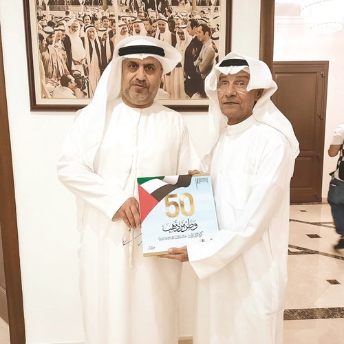 النيادي مهديا عبدالحميد الشطي كتابا عن الرياضة الإماراتية خلال الندوة