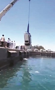 انتشال مركبة موظف بميناء الشويخ سقطت في البحر