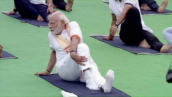 بالفيديو.. رئيس الوزراء الهندي ناريندرا مودي يحتفل باليوم العالمي لليوغا