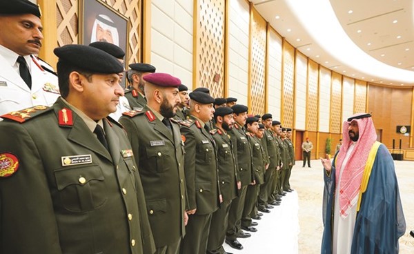 نائب رئيس مجلس الوزراء وزير الدفاع الشيخ طلال الخالد في حديثه إلى الضباط المرقين