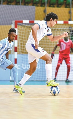 نجيب العلي يسيطر على الكرة وسط رقابة صومالية