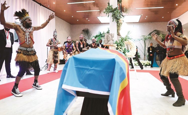 رقص تقليدي أمام نعش لومومبا في بلجيكا قبل نقله إلى الكونغو الديموقراطية	(أ.ف.پ)