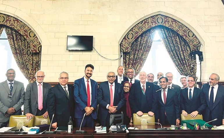 رئيس مجلس العموم البريطاني وعدد من النواب مع السفير خالد الدويسان