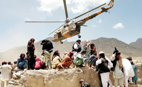 هيليكوبتر حكومية خلال إجلاء متضررين من الزلزال في أفغانستان أمس (رويترز)