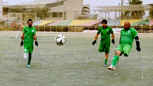 بالفيديو.. شبان عراقيون أفقدهم العنف الأمل يؤسّسون فريق كرة قدم لمبتوري الأطراف