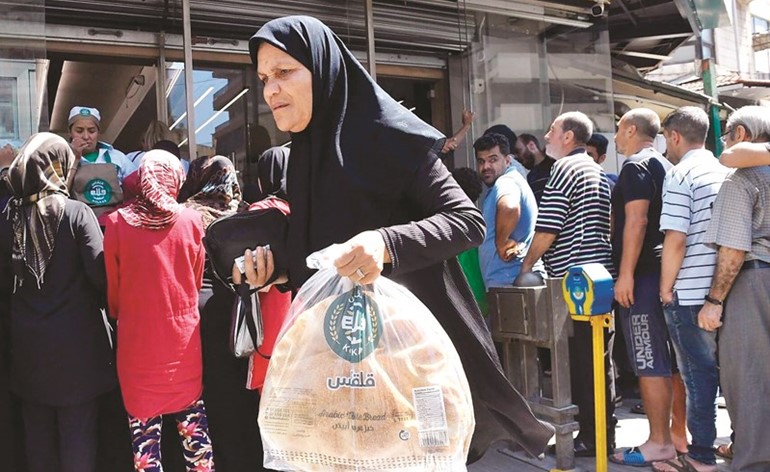 زحمة أمام الأفران بسبب نقص مخزون القمح في المطاحن(محمود الطويل)