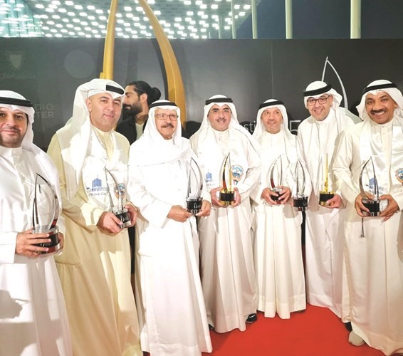 رئيس وفد الكويت بدر الطراروة يتوسط أعضاء الوفد مع جوائز الإذاعة والتلفزيون
