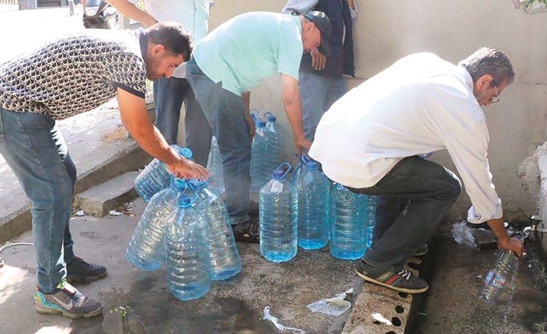 زحمة أمام أحد الينابيع بسبب أزمة انقطاع المياه في معظم المناطق	(محمود الطويل)