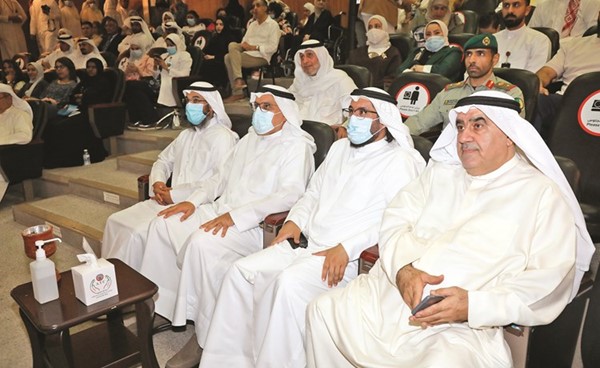 د.خالد السعيد وعدد من المشاركين في الاحتفال	 (زين علام)