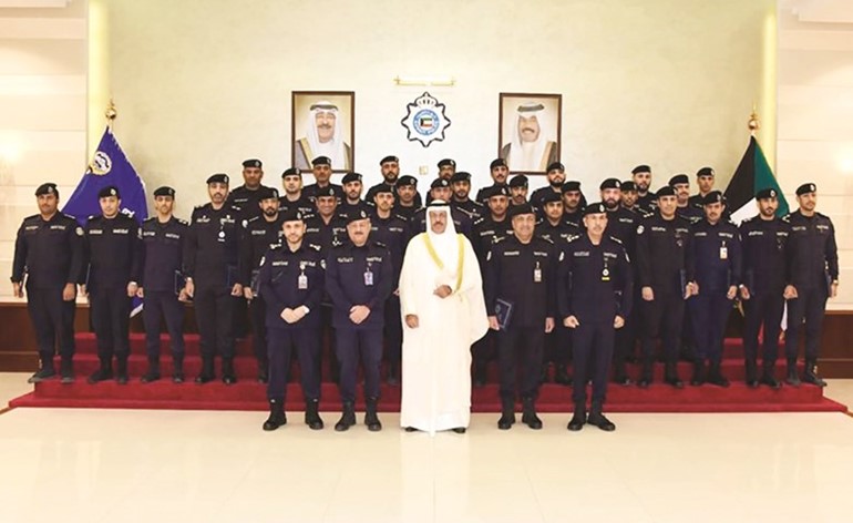 الشيخ أحمد النواف واللواء جمال الصايغ وعدد من القيادات الأمنية مع المكرمين