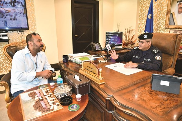 العميد طارق الدوسري متحدثا للزميل أحمد خميس 	(محمد هاشم)