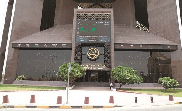 تراجع أسعار الأسهم في بورصة الكويت خفض مكررات ربحية شركات السوق الأول ووفر فرصة جيدة للمستثمرين 	(زين علام)
