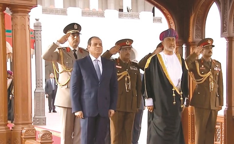 صورة تلفزيونية لاستقبال سلطان عمان السلطان هيثم بن طارق للرئيس عبدالفتاح السيسي