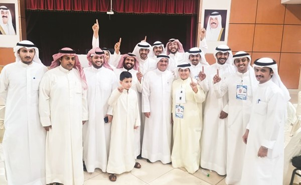 الفائز بالمركز الأول محمد البغيلي مع مجموعة من الناخبين