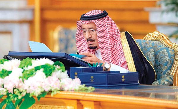  خادم الحرمين الشريفين الملك سلمان بن عبدالعزيز مترئسا جلسة مجلس الوزراء في جدة أمس	(واس)