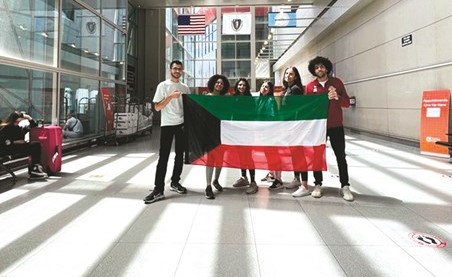 الطلبة يرفعون علم الكويت في كلية دارتموث