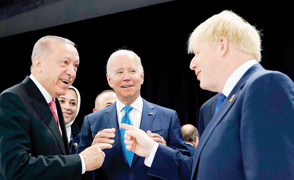 حديث باسم بين جو بايدن وأردوغان وبوريس جونسون على هامش قمة «الناتو» بمدريد أمس (ا.ف.پ)