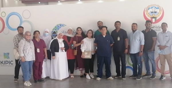  مجموعة من طاقم العمل بالمستشفى
