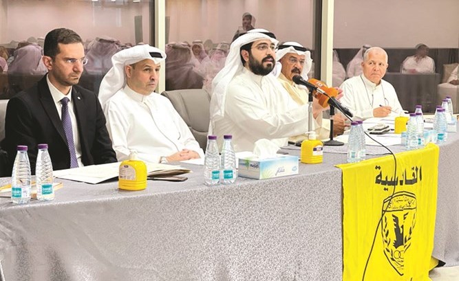 الشيخ فهد طلال الفهد متحدثا خلال اجتماع الجمعية العمومية	(المركز الإعلامي بالقادسية)