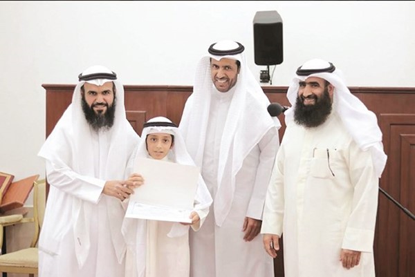 د.محمد العجمي وتكريم أصغر المشاركين
