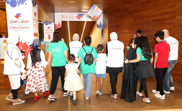 متطوعون من الأهلي المتحد ولوياك بصحبة الاطفال لشراء ملابس العيد