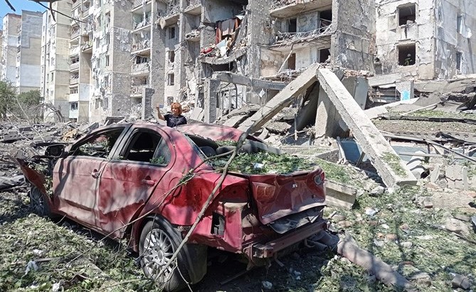الدمار والخراب باديا على مبنى سكني في مدينة أوديسا جراء القصف الصاروخي الروسيالمتواصل (رويترز)