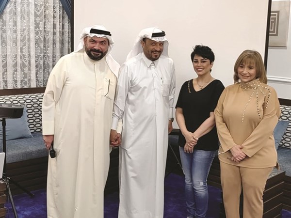 المحاضرة عبير يحيى مع الفنانة فاطمة الطباخ والفنان عبدالناصر الزاير والفنان عصام الكاظمي