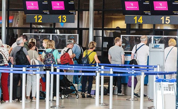 ديبلوماسيون روس وعائلاتهم خلال مغادرتهم مطار صوفيا الدولي بعد أن طردتهم بلغاريا مؤخرا	(ا.ف.پ)