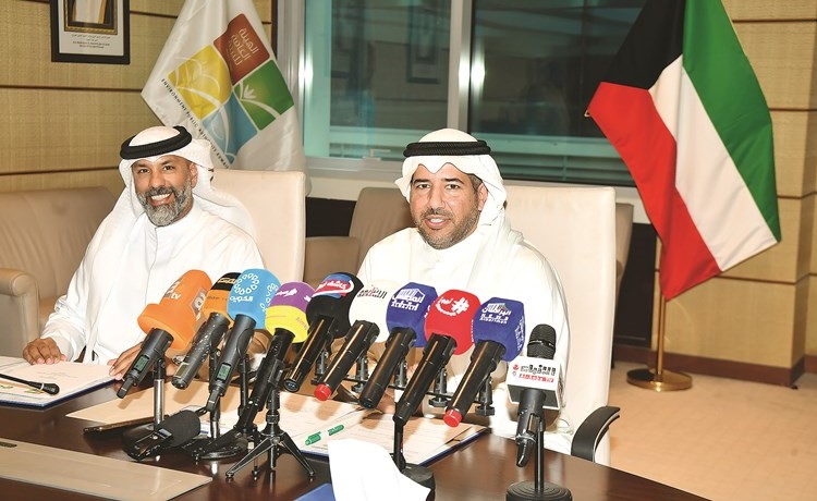 الشيخ عبدالله الأحمد وجاسم العبوه خلال توقيع الاتفاقية	(محمد هاشم)