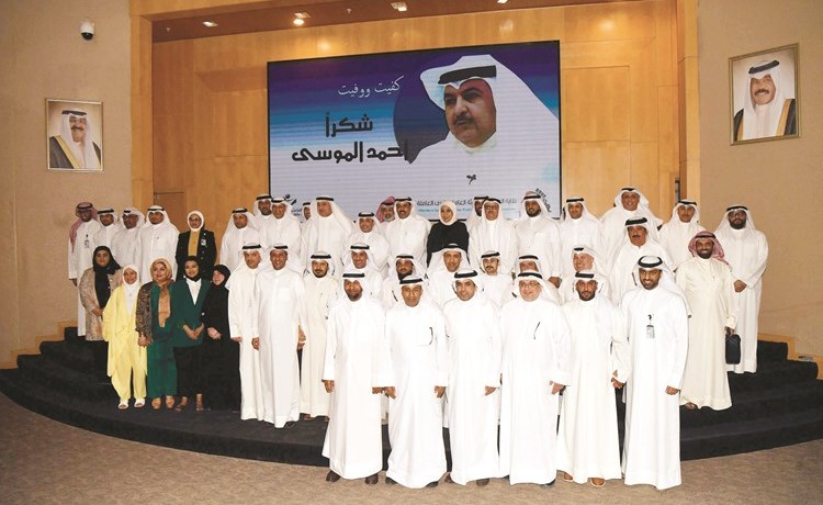 أحمد الموسى ونواب المدير العام ومديرو إدارات القوى العاملة وعدد من العاملين	(محمد هاشم)
