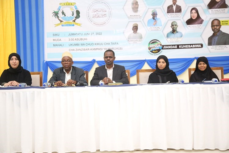 جانب من المؤتمر الصحافي عن جائزة حمد للترجمة في زنجبار