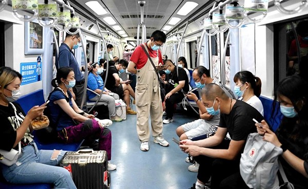 صينيون يرتدون الكمامات خلال إحدى رحلات مترو العاصمة بكين أمس		 (رويترز)