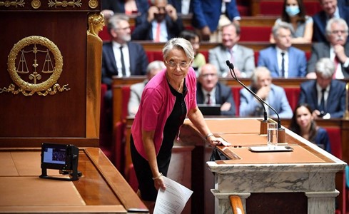 رئيسة الوزراء الفرنسية تعرض برنامج حكومتها الجديدة أمام البرلمان.. والمعارضة تقدم اقتراحاً بحجب الثقة عنها