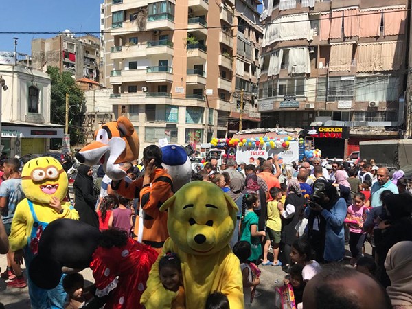 جمعية بانين خلال مهرجان للاطفال في شوارع بيروت عشية عيد الاضحى تخلله توزيع هدايا العيد (محمود الطويل)