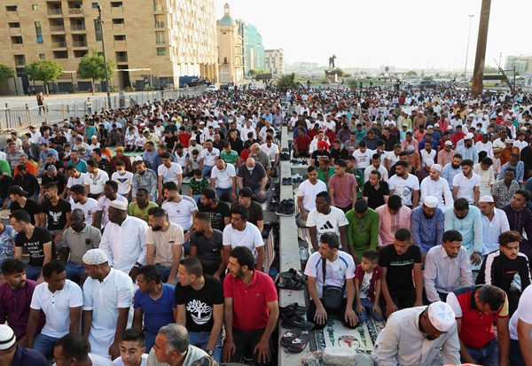  أمين الفتوى في الجمهورية اللبنانية الشيخ أمين الكردي خلال خطبة وصلاة عيد الأضحى المبارك في جامع محمد الأمين في وسط بيروت (محمود الطويل)