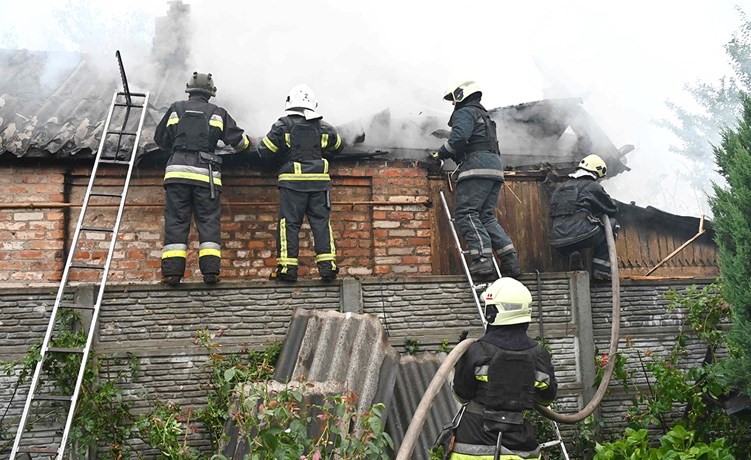 رجال إطفاء يخمدون حريقا سببه القصف الصاروخي الروسي على خاركيف أمس	 				(أ.ف.ب)