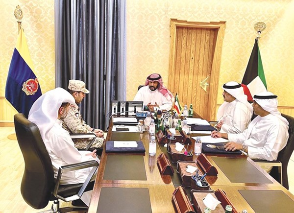 الشيخ طلال الخالد خلال الاجتماع مع قيادات مديرية الأمن العسكري