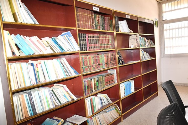 المكتبة تحتوي كتبا متنوعة