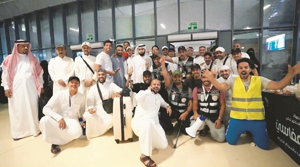 عدد من الحجاج الكويتيين في مطار جدة لدى عودتهم إلى البلاد	(قاسم باشا - محمد هاشم - زين علام - ريليش كومار)