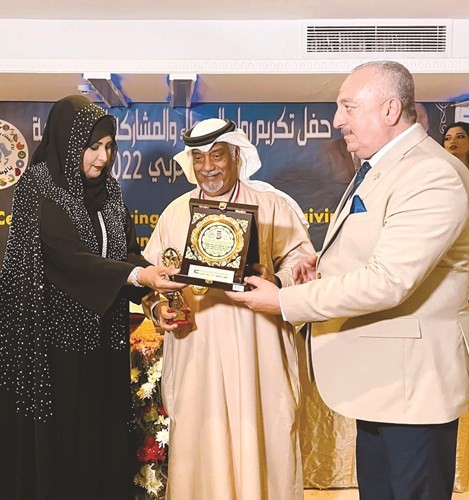 الفنان عادل المشعل يتسلم درع التكريم