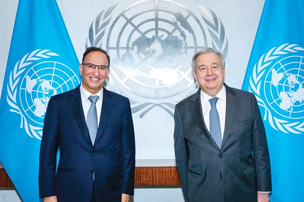 الأمين العام للأمم المتحدة أنطونيو غوتيريش مع السفير منصور العتيبي