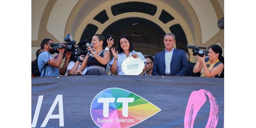 استقبال شعبي لأنس جابر في شارع الحبيب بورقيبة استقبال شعبي لأنس جابر في شارع الحبيب بورقيبة