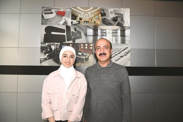 جنى مجدالدين سواس ووالدها في الأنباء