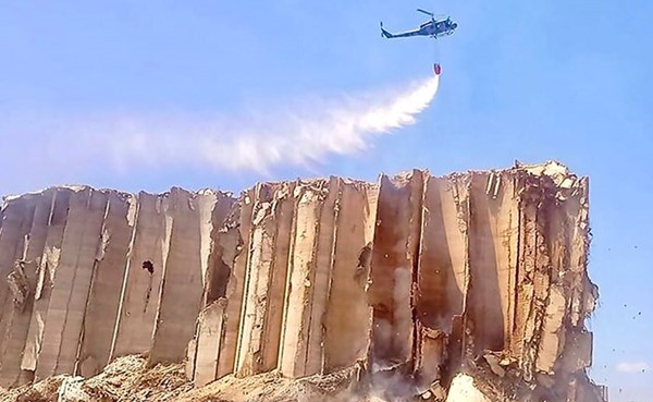 طوافات الجيش اللبنانيخلال المساعدة بإخماد النيران المشتعلة في اهراءات القمح في مرفأ بيروت منذ حوالي أسبوع			 				(محمود الطويل)
