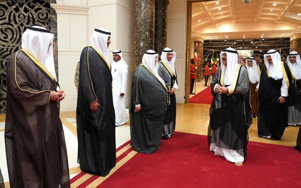 سمو ولي العهد الشيخ مشعل الأحمد في حديث باسم مع مستقبليه