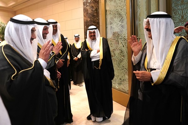  سمو ولي العهد الشيخ مشعل الأحمد محييا مستقبليه