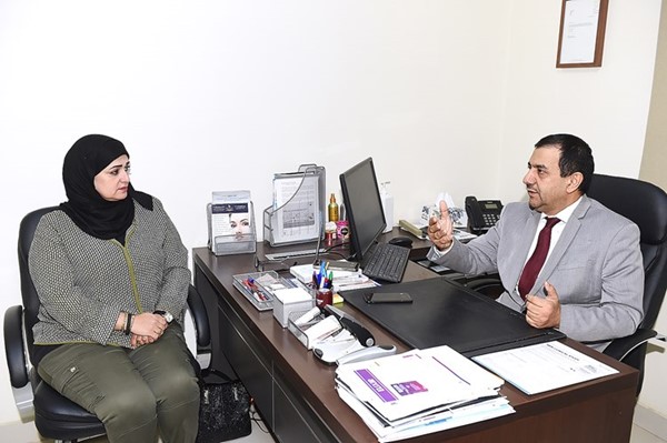 د.طارق العنزي متحدثا إلى الزميلة حنان عبدالمعبود خلال اللقاء	(متين غوزال)