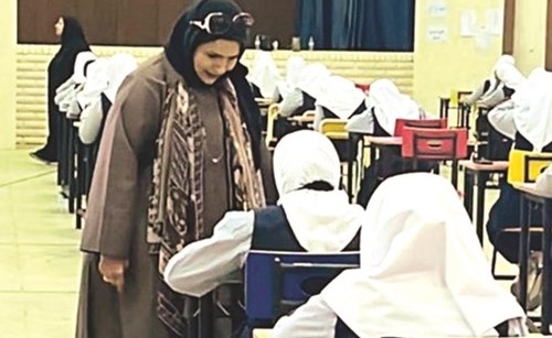 أنوار الموسى خلال جولتها في لجان الاختبارات