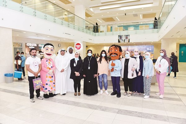 فريق العلاقات العامة في stc وفريق العمل في المستشفى الاميري مع شخصيات قرقاشة