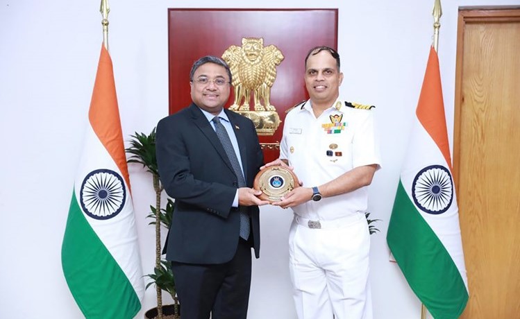 السفير الهندي سيبي جورج مع قائد الفرقاطة INS TEG